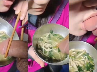Độc lạ em gái ăn mì còn dùng chim anh chấm vô nước mút