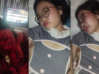 Em sinh viên kính cận dâm em còn mặc quần xẻ đáy